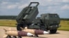 Американская реактивная система залпового огня на колесном шасси M142 HIMARS с ракетами ATACMS