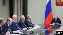 Vladimir Putin Təhlükəsizlik Şurasının daimi üzvləri ilə Kursk bölgəsindəki vəziyyəti müzakirə edir.