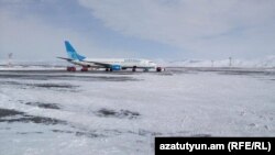 Самолет авиакомпании "Победа" на заснеженном летном поле, иллюстративное фото